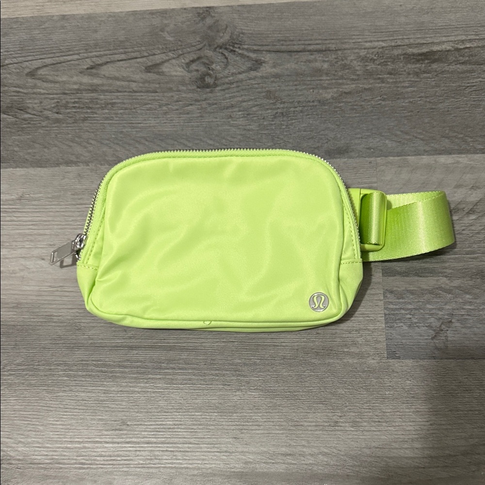 lululemon - everywhere belt bag NEVER USED